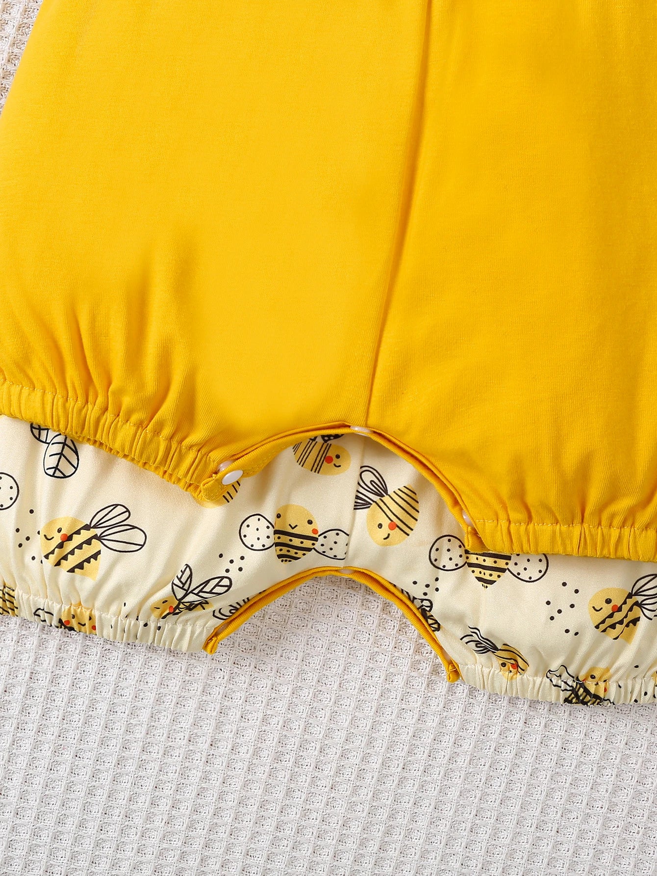 Two piece set of baby girl baby casual cute little bee print with bow decoration suspender jumpsuit shorts combination