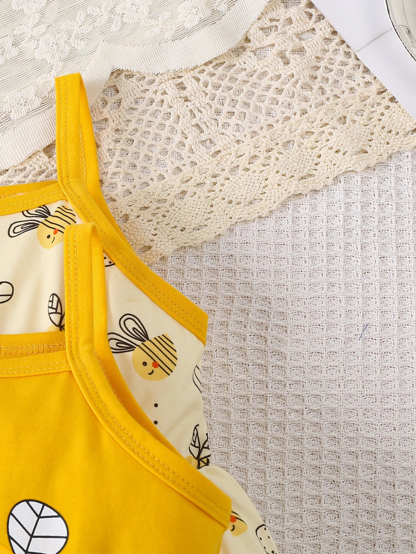 Two piece set of baby girl baby casual cute little bee print with bow decoration suspender jumpsuit shorts combination