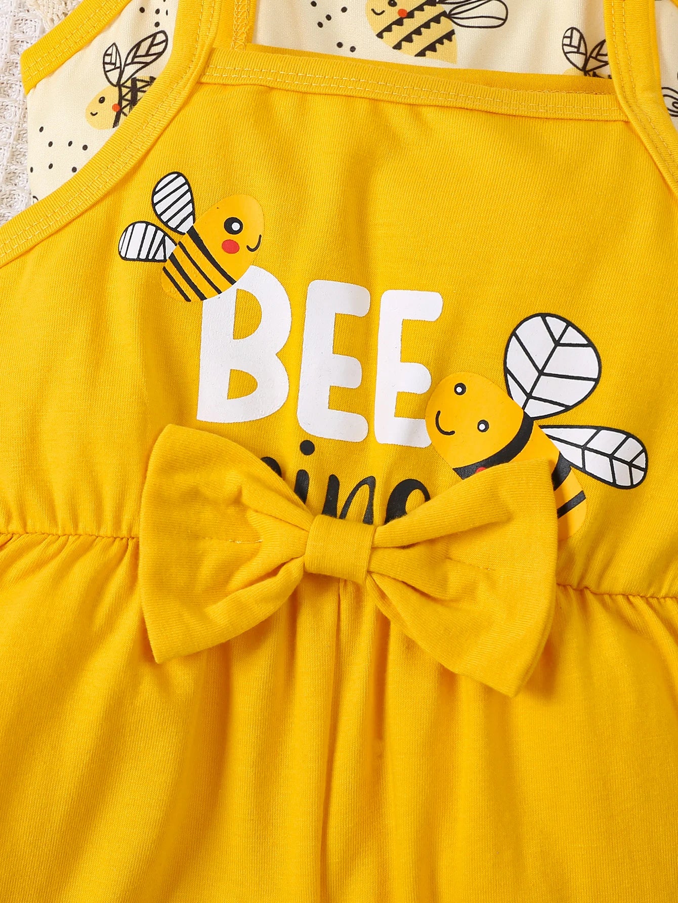 Two piece set of baby girl baby casual cute little bee print with bow decoration suspender jumpsuit shorts combination
